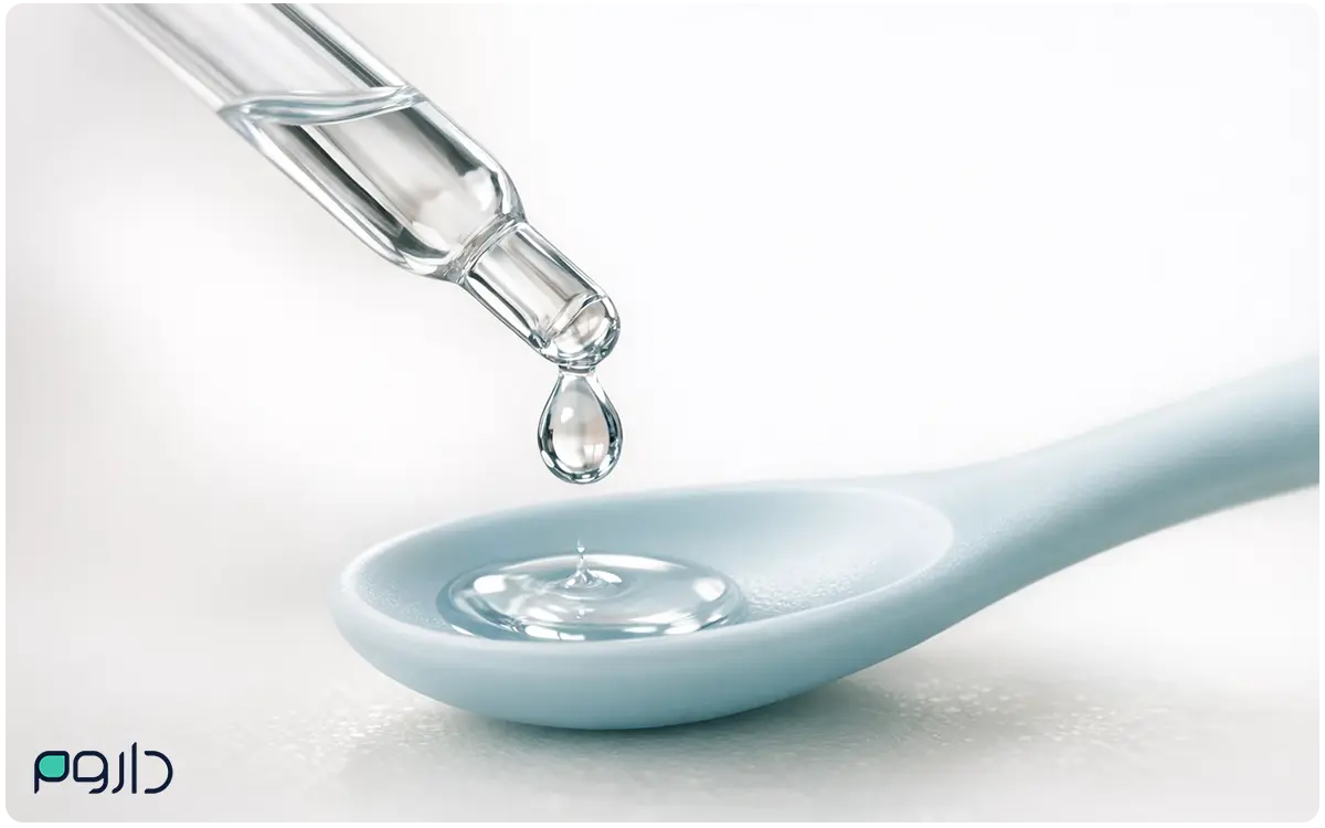 قطره چکانی در حال ریختن قطره پروبیوتیک برای تنظیم فلور میکروبی روده و بهبود گوارش نوزاد.