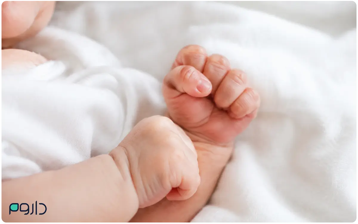 مشت کردن دست‌ها و جمع کردن پاها در نوزادان به عنوان علائم طبیعی کولیک نوزاد