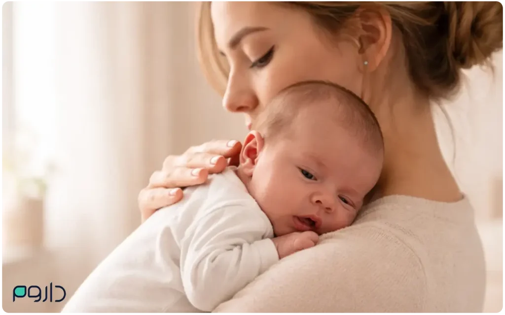 مادر در حال آروغ گرفتن از کودک برای جلوگیری از رفلاکس نوزاد-داروخانه آنلاین داروم