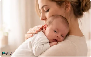 مادر در حال آروغ گرفتن از کودک برای جلوگیری از رفلاکس نوزاد-داروخانه آنلاین داروم