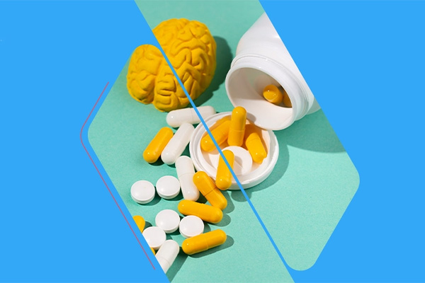 قرص‌های دارویی ریخته شده کنار مدل مغز انسان، نمادی از تأثیر داروهای اعتیادآور بر سیستم عصبی.