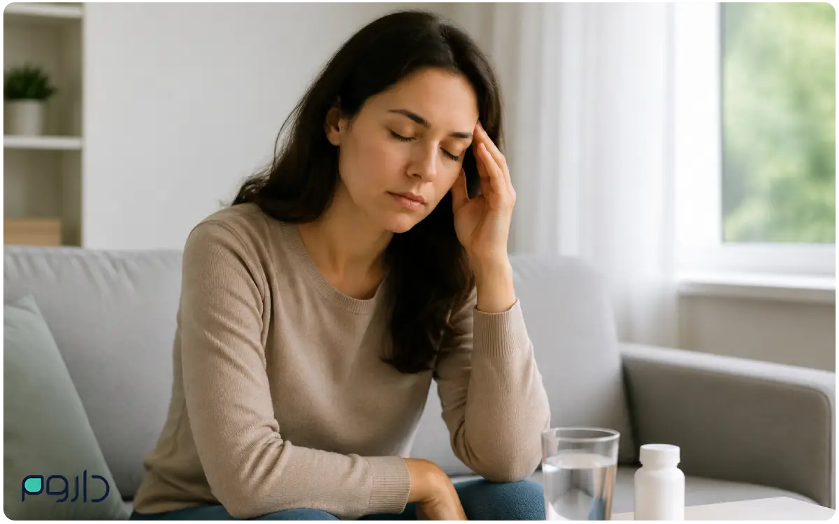 زنی با حالت خوابآلودگی و خستگی ناشی از عوارض جانبی مصرف قرص ستیریزین بر روی مبل.