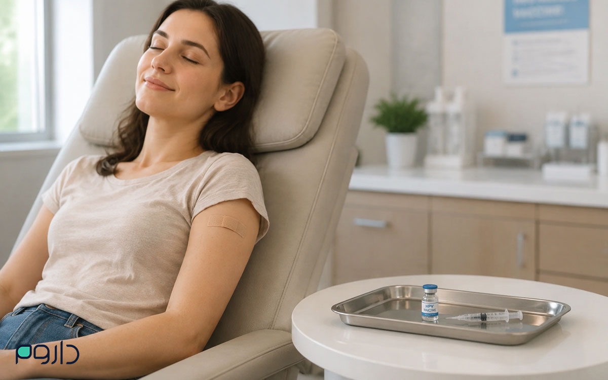 استراحت بیمار در کلینیک پس از تزریق واکسن HPV به همراه تجهیزات پزشکی روی میز